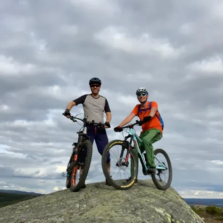 Bright 2-bedroom With Terrace And Fireplace 度假居